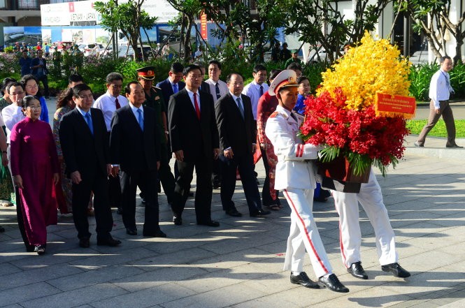 Lãnh đạo Thành phố Hồ Chí Minh dâng hương Chủ tịch Hồ Chí Minh và Chủ tịch Tôn Đức Thắng  - ảnh 1